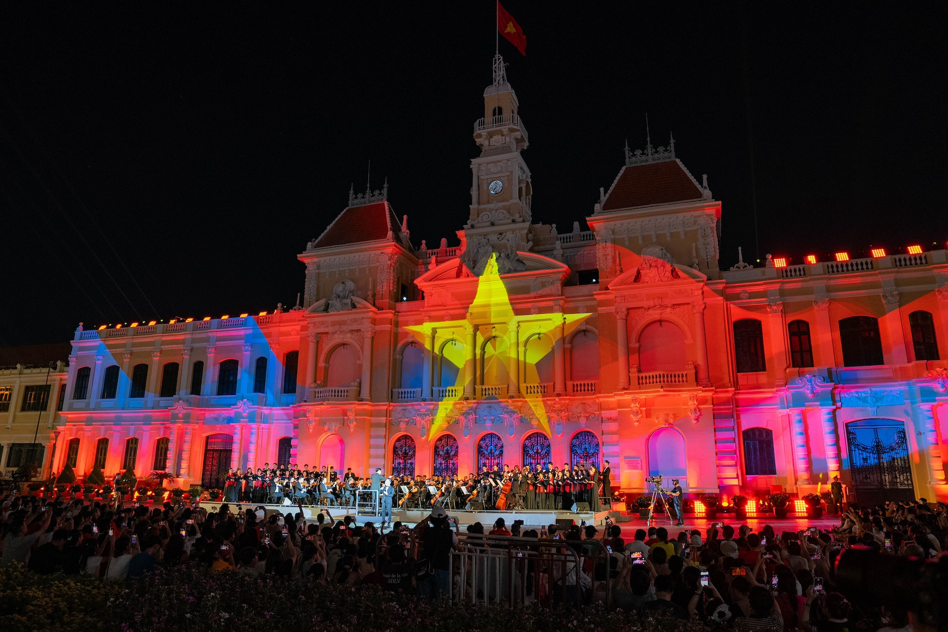 Là một trong những sự kiện được mong đợi trong kỳ đại lễ, chương trình 3D Mapping tái hiện những hình ảnh và tư liệu lịch sử hào hùng của Việt Nam, với s.jpg
