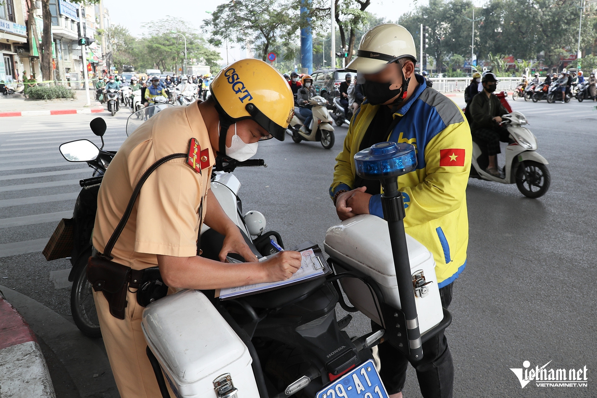 Năm 2025, xe máy vượt đèn đỏ bị phạt bao nhiêu tiền?