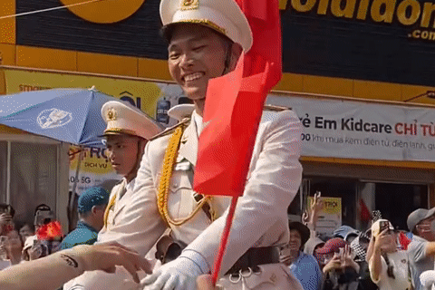 Nam chiến sĩ bật khóc, ôm chầm lấy mẹ sau buổi diễu binh