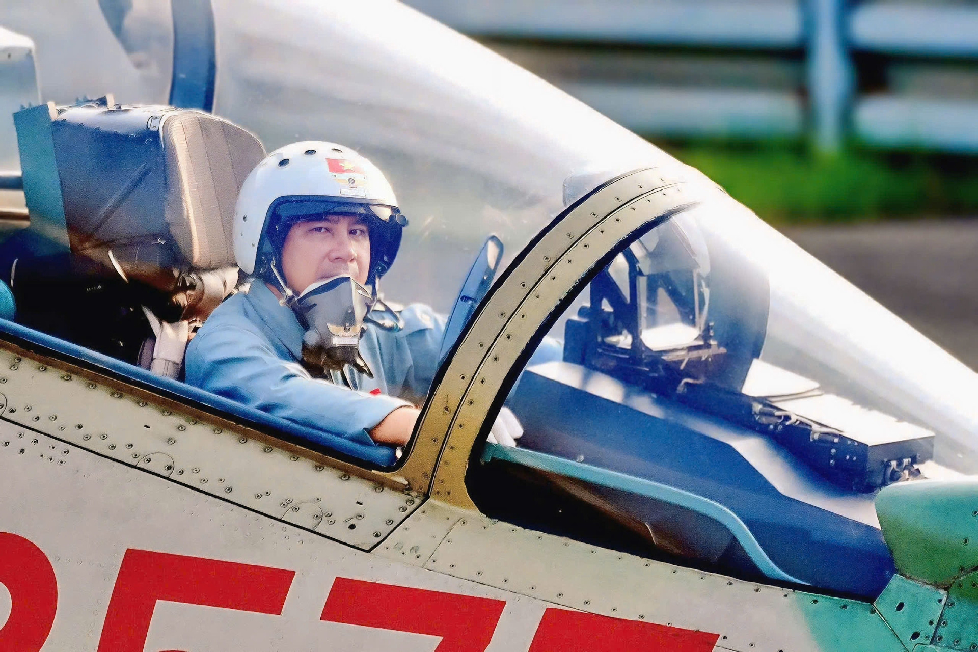 Người dẫn đầu đội tiêm kích Su-30MK2 tự hào thả 96 quả đạn nhiễu trên bầu trời ngày 30/4