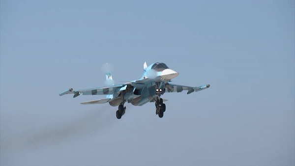 Tiêm kích 'mỏ vịt' Su-34 Nga oanh tạc mục tiêu ở Ukraine