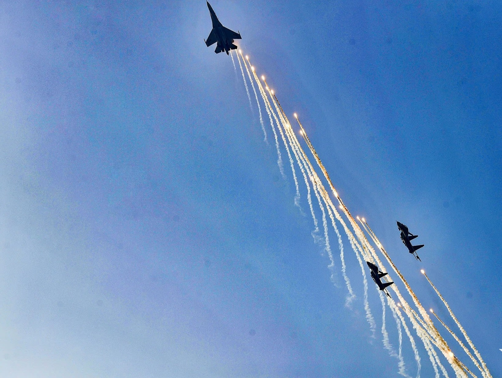Khoảnh khắc tiêm kích Su-30MK2 thả bẫy nhiệt rực rỡ trên bầu trời TPHCM sáng 30/4