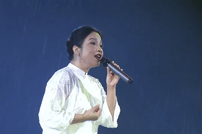 Xúc động nghe diva Mỹ Linh hát 'Bài ca hy vọng' dưới mưa