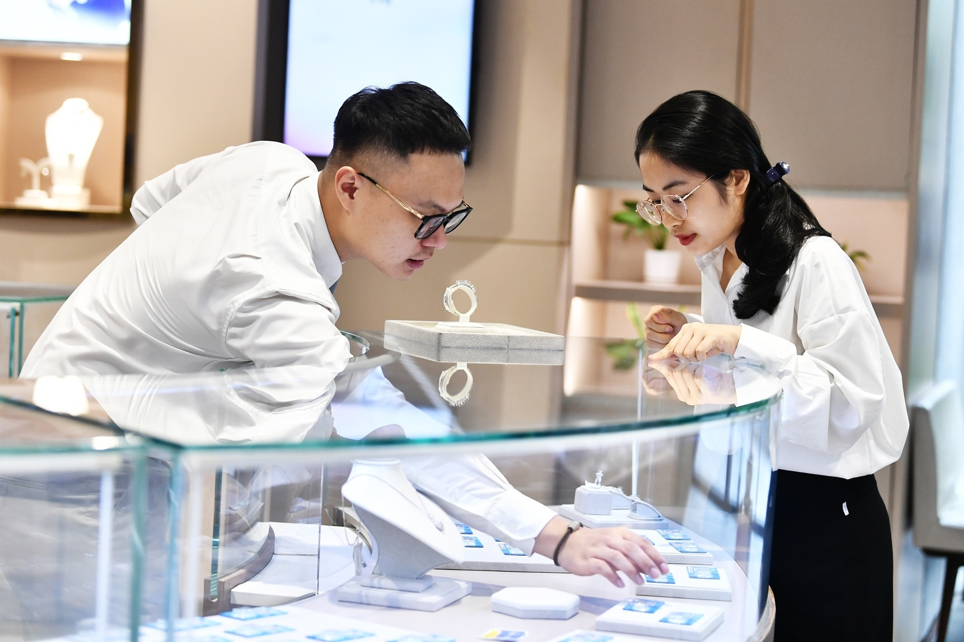 Giá vàng hôm nay 11/5/2025 đảo chiều tăng vọt, SJC vững trên đỉnh cao