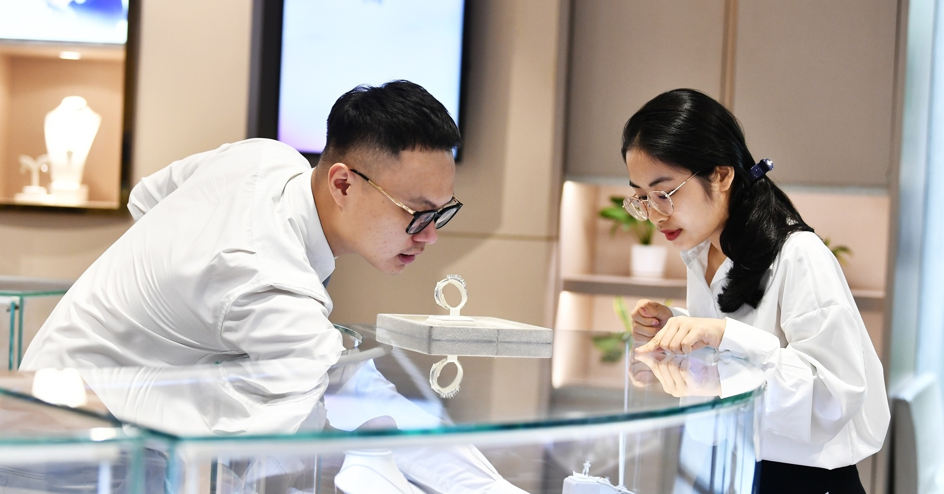 Giá vàng hôm nay 11/5/2025 đảo chiều tăng vọt, ...