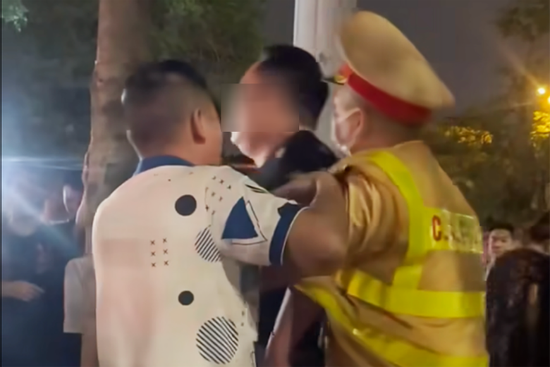 Bản tin chiều 10/5: 3 người lao vào ôm cảnh sát để ‘giải cứu’ bạn ở Hà Nội