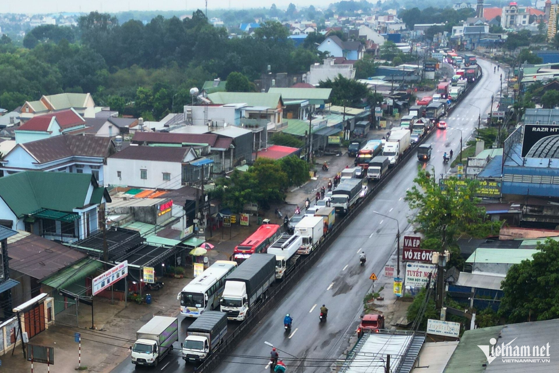Bản tin trưa 10/5: Hàng trăm phương tiện chôn chân trên quốc lộ vì lý do bất ngờ
