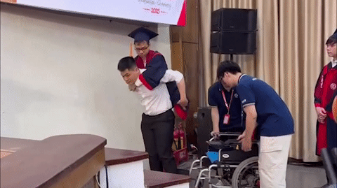 Nam sinh cõng bạn thân lên nhận bằng tốt nghiệp Đại học Bách khoa Hà Nội