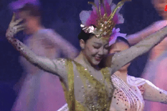 NSƯT Linh Nga tái xuất gây ấn tượng với màn múa sen điêu luyện