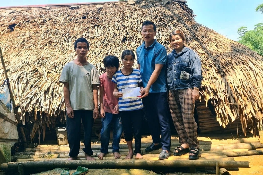 Báo VietNamNet trao gần 24 triệu đồng đến gia đình bị thiểu năng ở Thanh Hóa