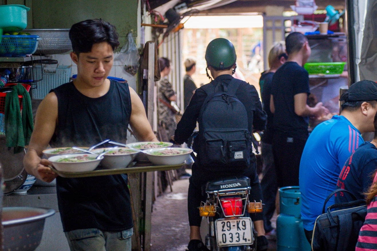Quán bún, phở ở Hà Nội đồng loạt tăng giá 5.000 đồng/bát