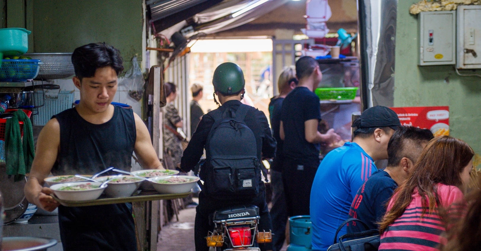 Quán bún, phở ở Hà Nội đồng loạt tăng giá 5.000...