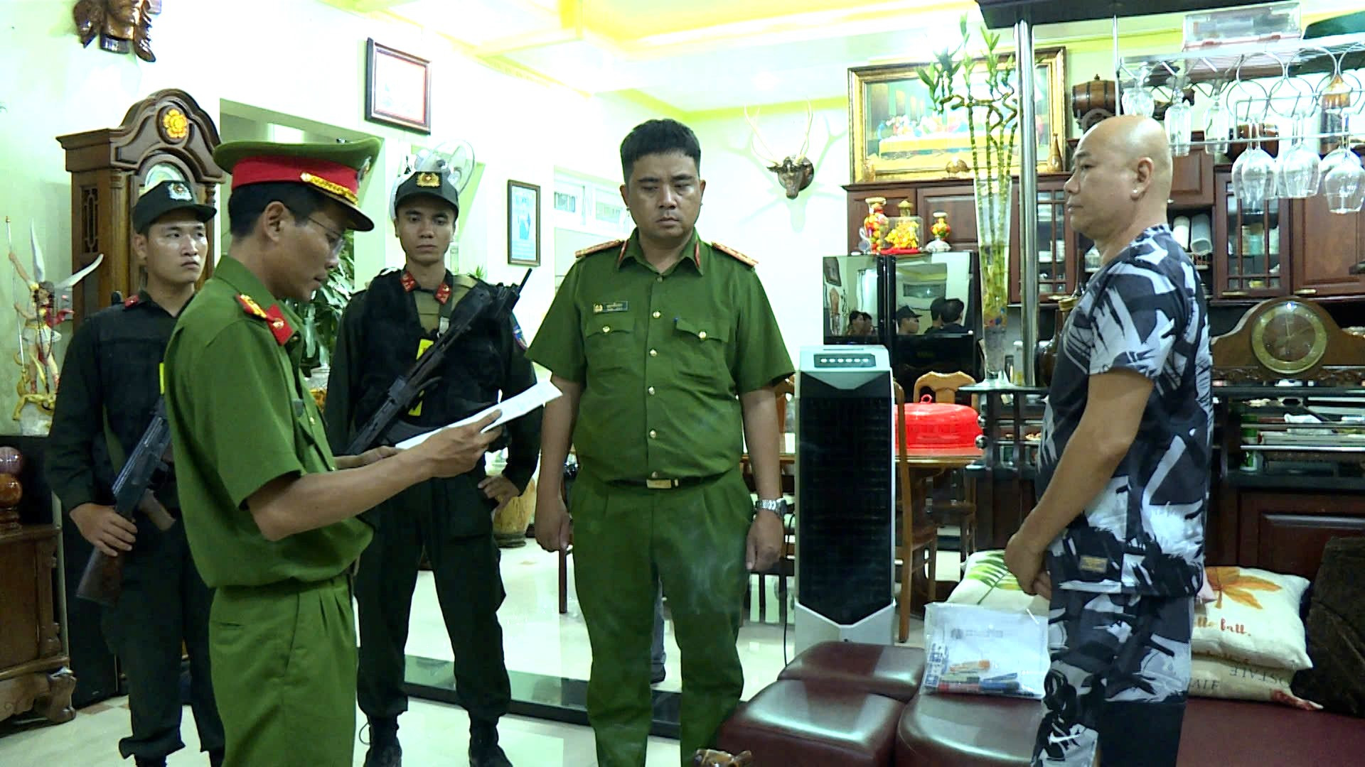 bắt chủ quán bar Paris Night Club ở TP Phan Thiết.jpg