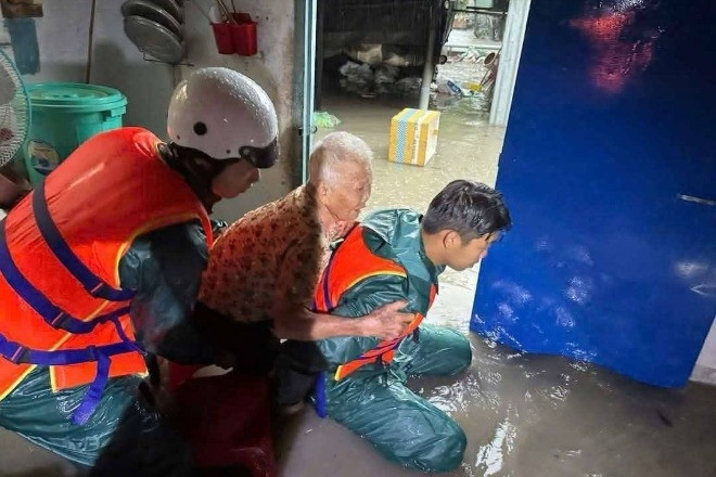 Bình Dương ngập nặng sau một cơn mưa, nhiều người mắc kẹt chờ giải cứu
