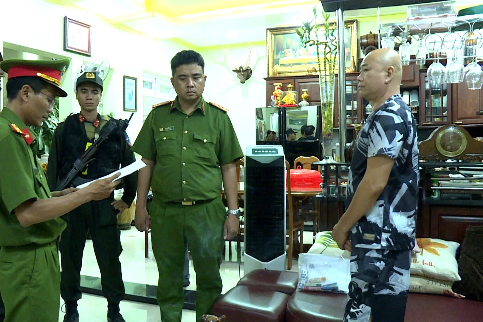 Công an bắt tạm giam chủ quán cùng 21 người sau vụ đột kích quán bar Paris Night Club