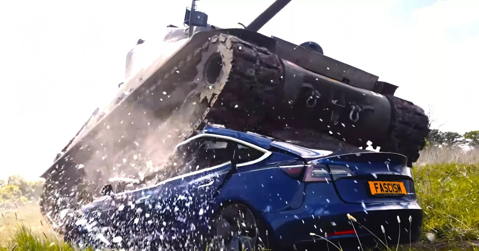 Cựu binh 98 tuổi lái xe tăng nghiền nát xe điện Tesla để phản đối Elon Musk