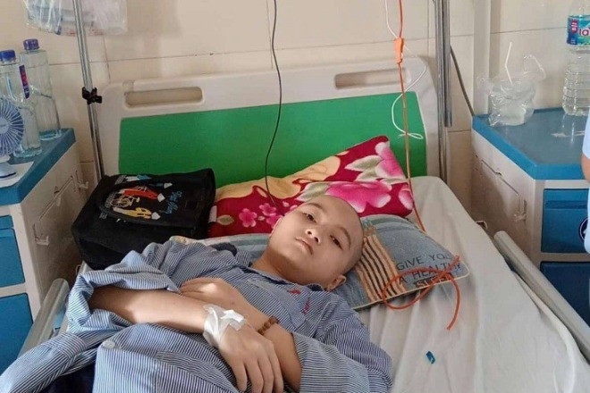 Đau lòng bé gái mắc bệnh hiểm nghèo lo “lúc được về sợ không còn nhà để ở”