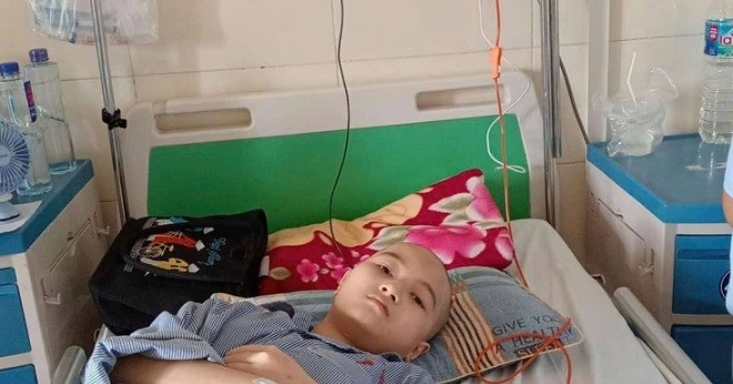 Đau lòng bé gái mắc bệnh hiểm nghèo lo “lúc được về sợ không còn nhà để ở”