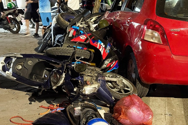 Hiện trường ngổn ngang vụ ô tô tông liên hoàn 6 xe máy ở Hà Nội