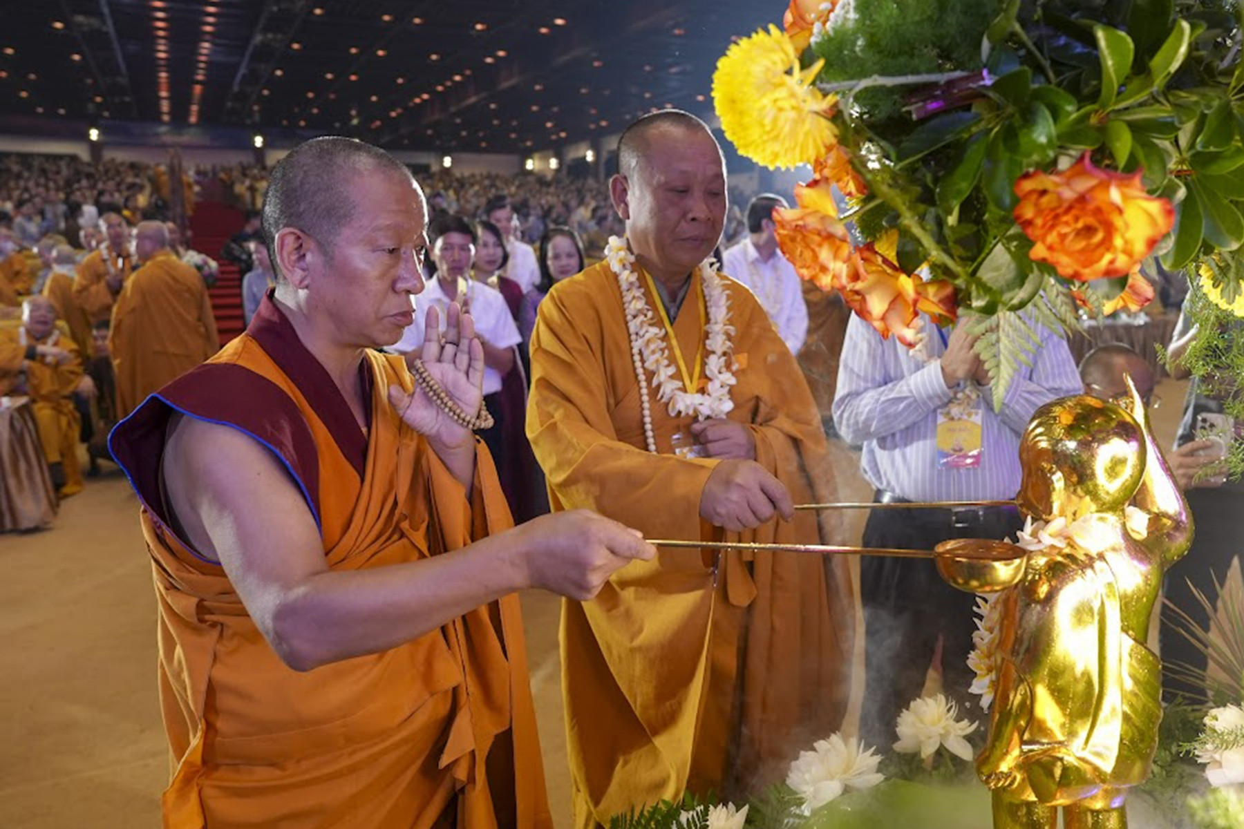 Hơn 4.500 tăng ni, phật tử, người dân dự lễ Phật đản ở chùa Bái Đính