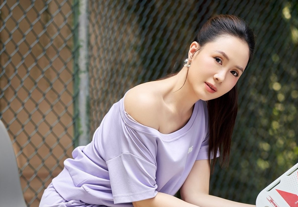 Hồng Diễm mặc đồ trễ nải khi chơi thể thao, Giáng My tuổi 54 vẫn trẻ trung