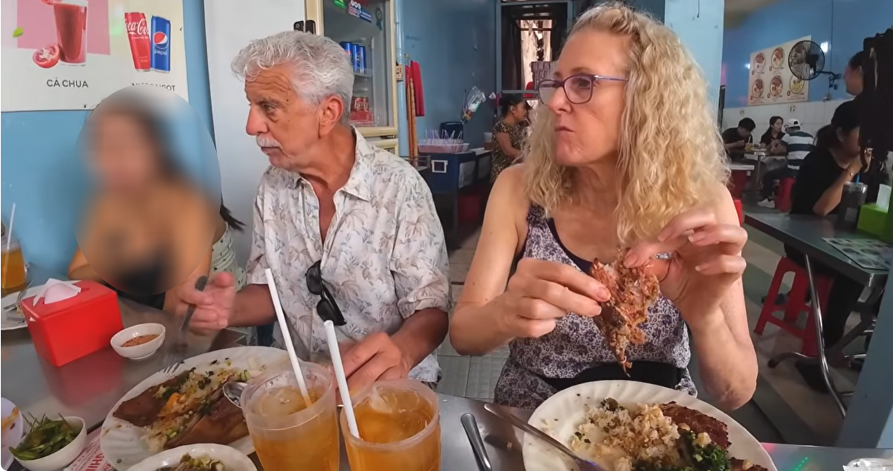 khach tay an com tam 1.png