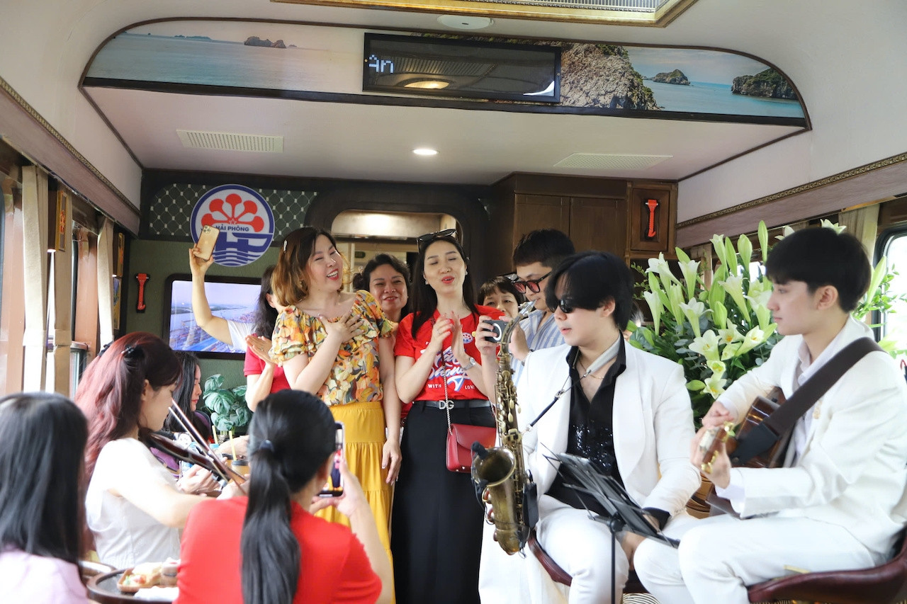 Khai trương đoàn tàu 'quý tộc' Hà Nội - Hải Phòng