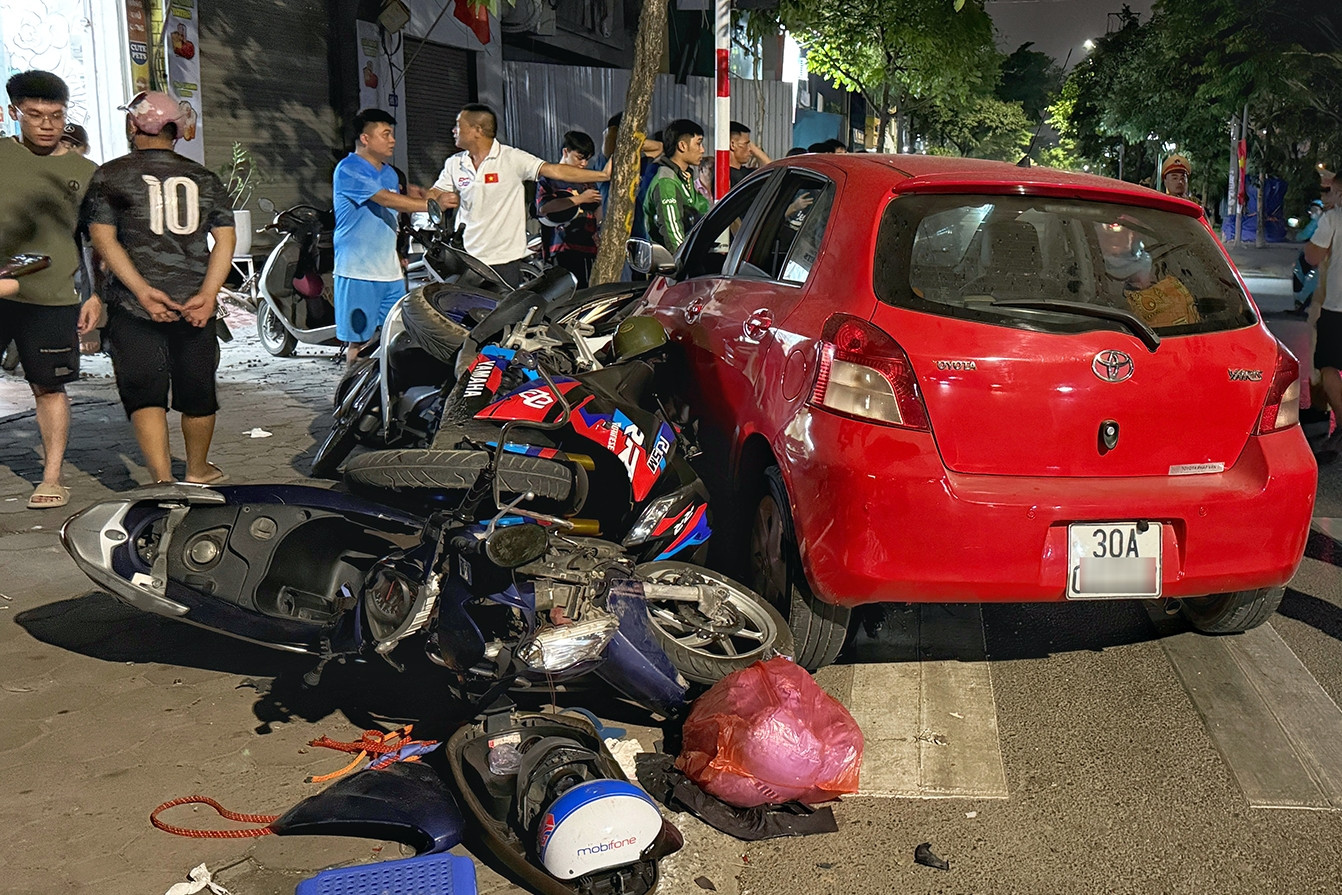 Lời kể kinh hoàng của nạn nhân thoát chết sau vụ ô tô tông liên hoàn ở Hà Nội