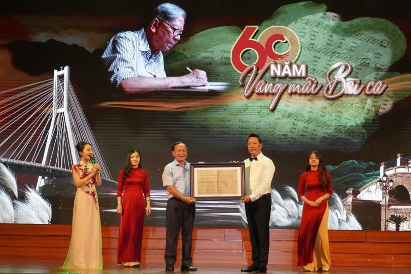 Nhạc trưởng Lê Phi Phi nghẹn ngào khi nghe tin nhạc sĩ Hoàng Vân được đặt tên đường