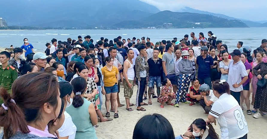 Thi thể hai em nhỏ trôi dạt vào bờ biển