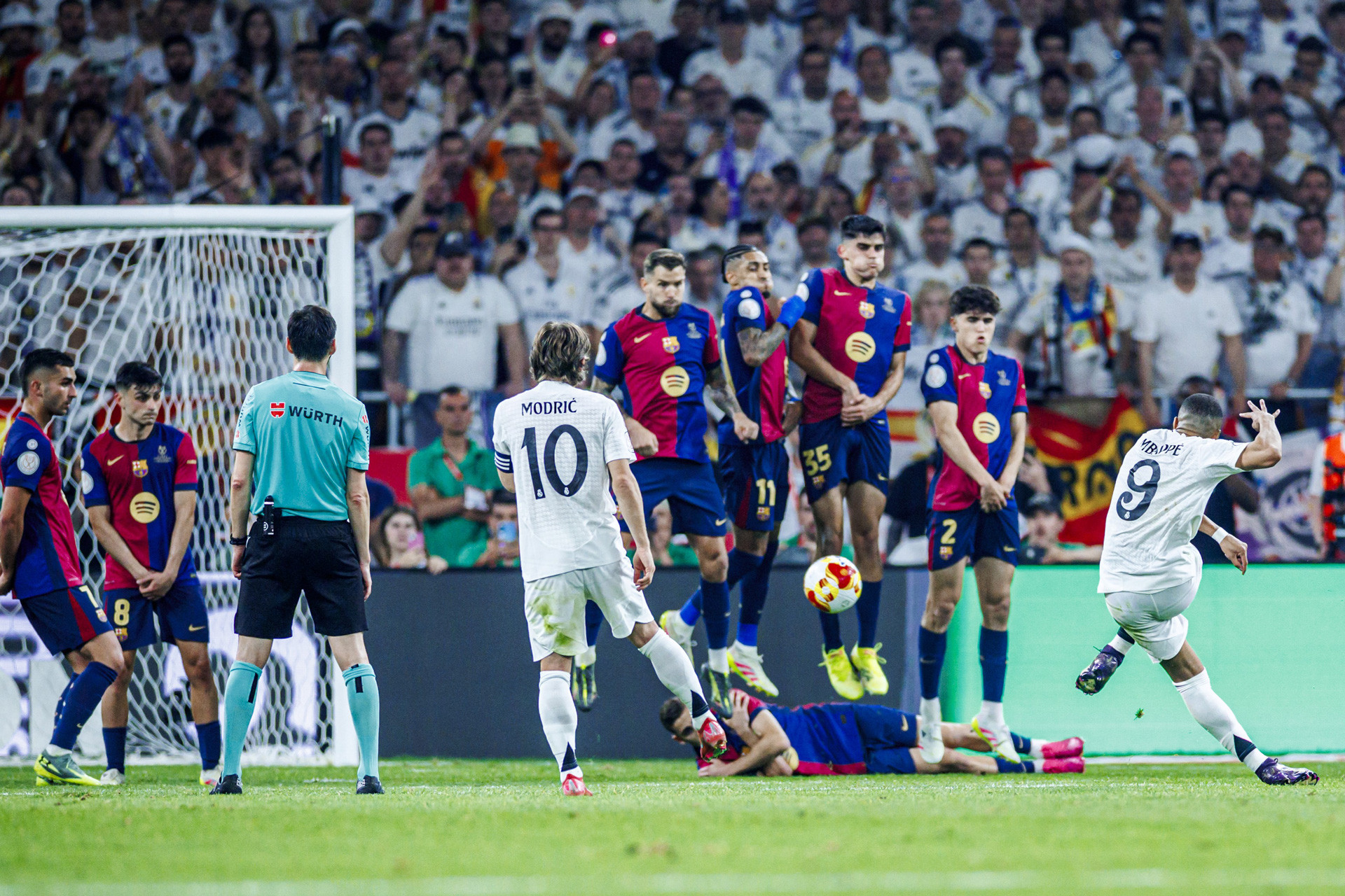 RFEF. Mbappe Barca Real Madrid da phat.jpg