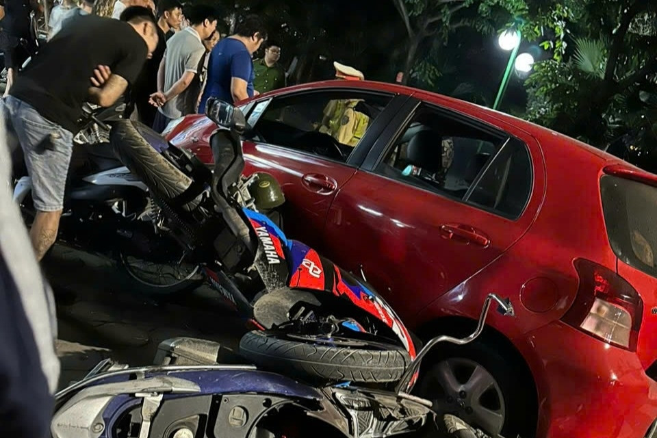 Tài xế ô tô tông liên hoàn 6 xe máy ở Hà Nội đối mặt những tội danh nào?
