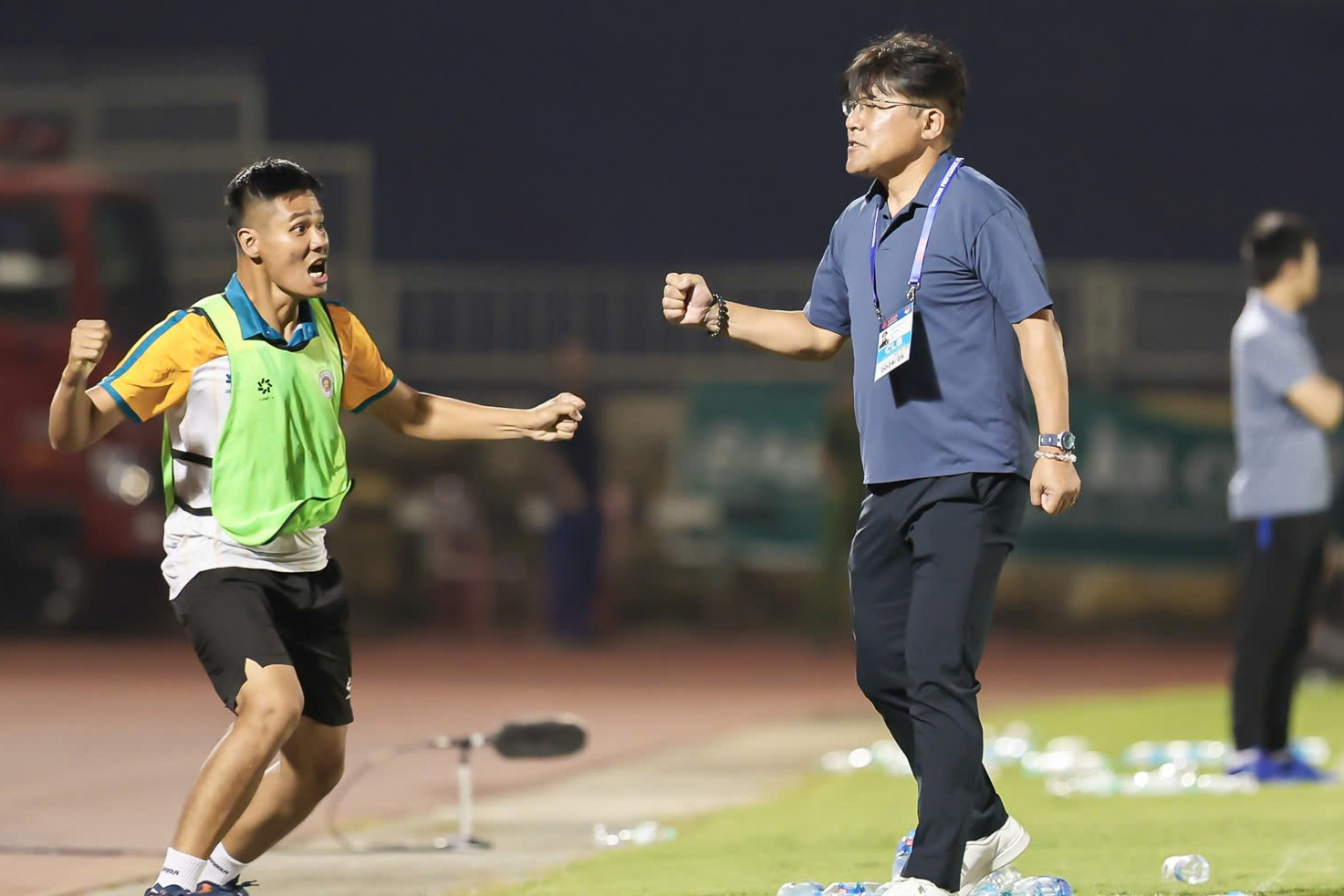 Thắng SLNA siêu kịch tính, HLV Hà Nội hết đứng lại... nằm