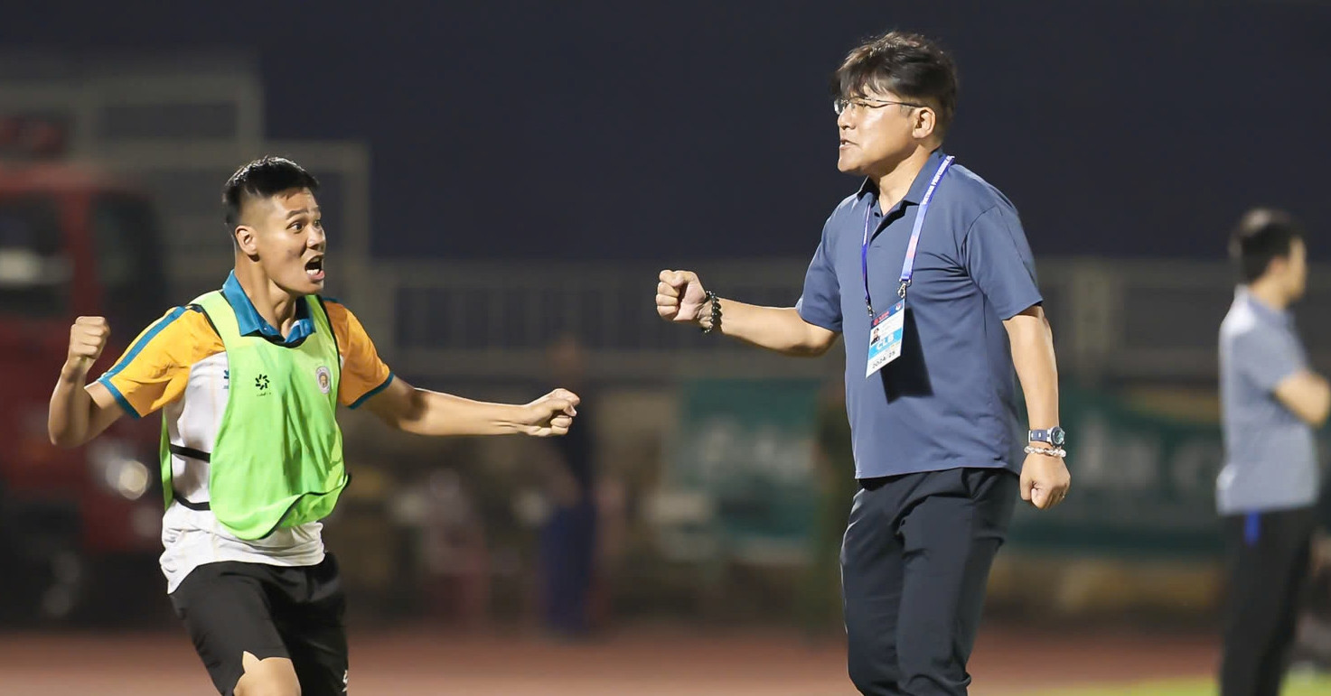 Thắng SLNA siêu kịch tính, HLV Hà Nội hết đứng lại... nằm