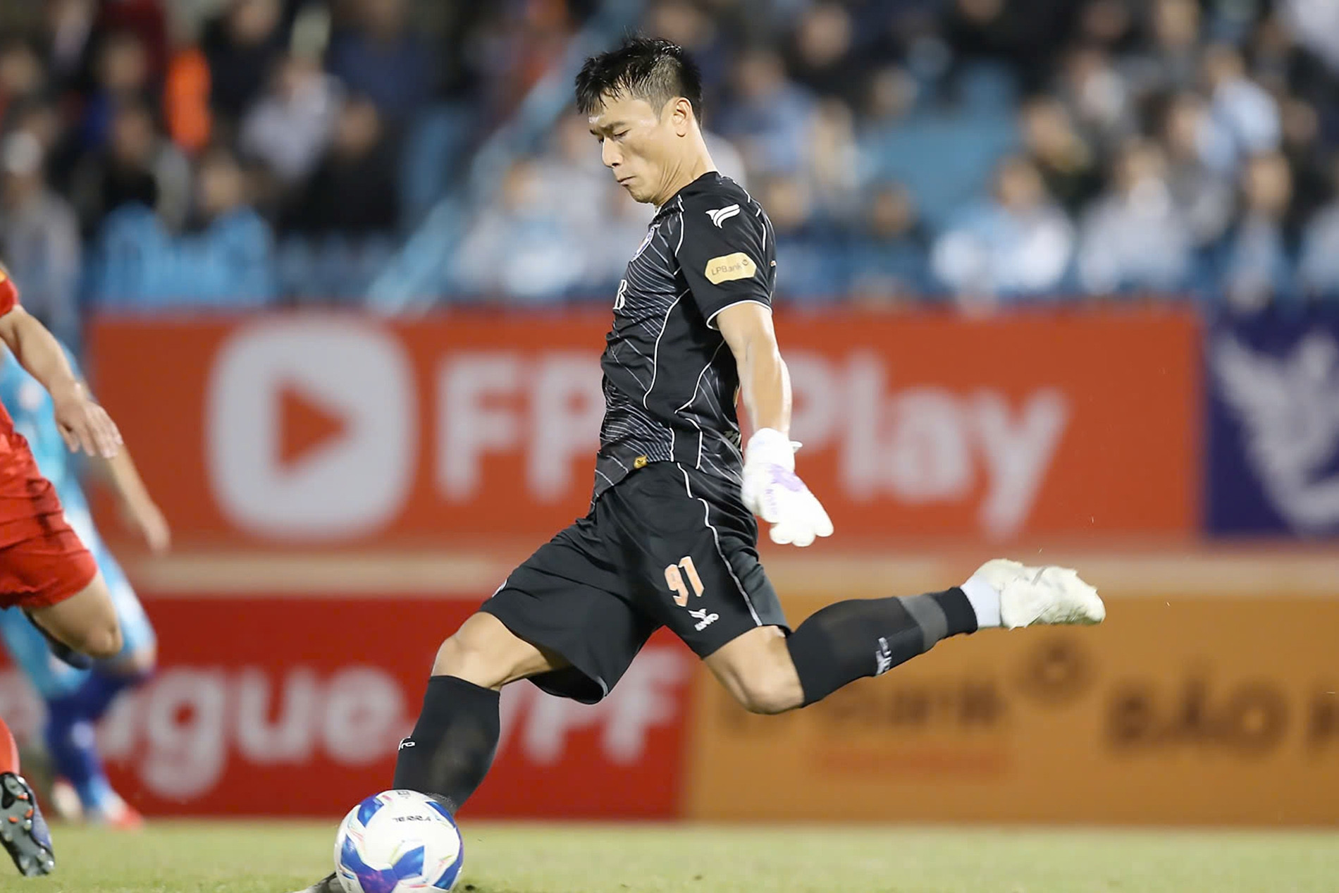 Thủ môn Bùi Tiến Dũng nghẹn ngào sau bàn thắng để đời cho Đà Nẵng