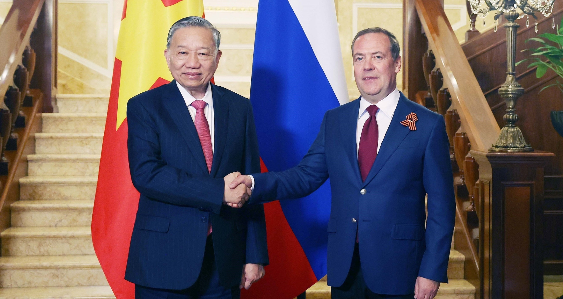 Tổng Bí thư Tô Lâm gặp Chủ tịch Đảng nước Nga Thống nhất Medvedev