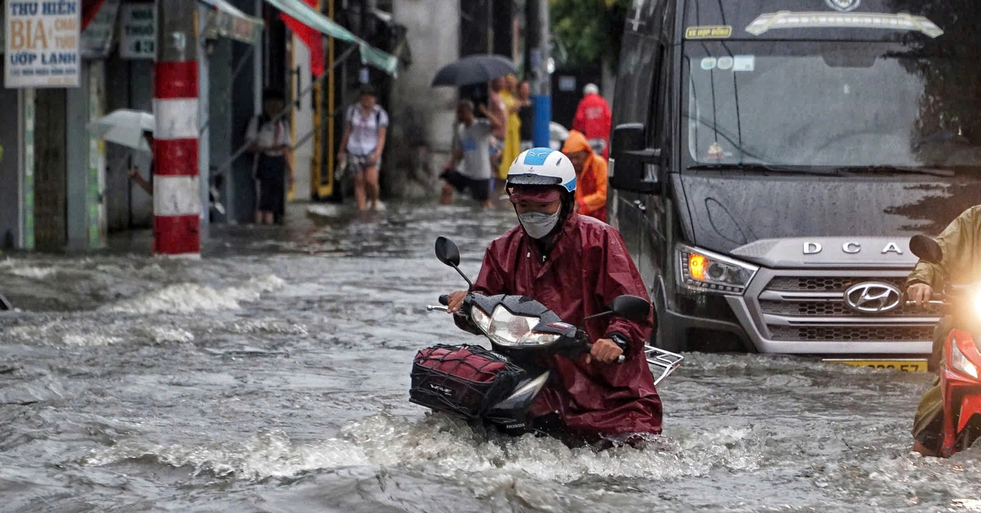 TPHCM bất ngờ mưa lớn kèm sấm sét vào sáng sớm, đường ngập như sông