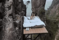 Trải nghiệm cảm giác ngủ trên vách đá cao 1.600m với giá hơn 350 nghìn đồng