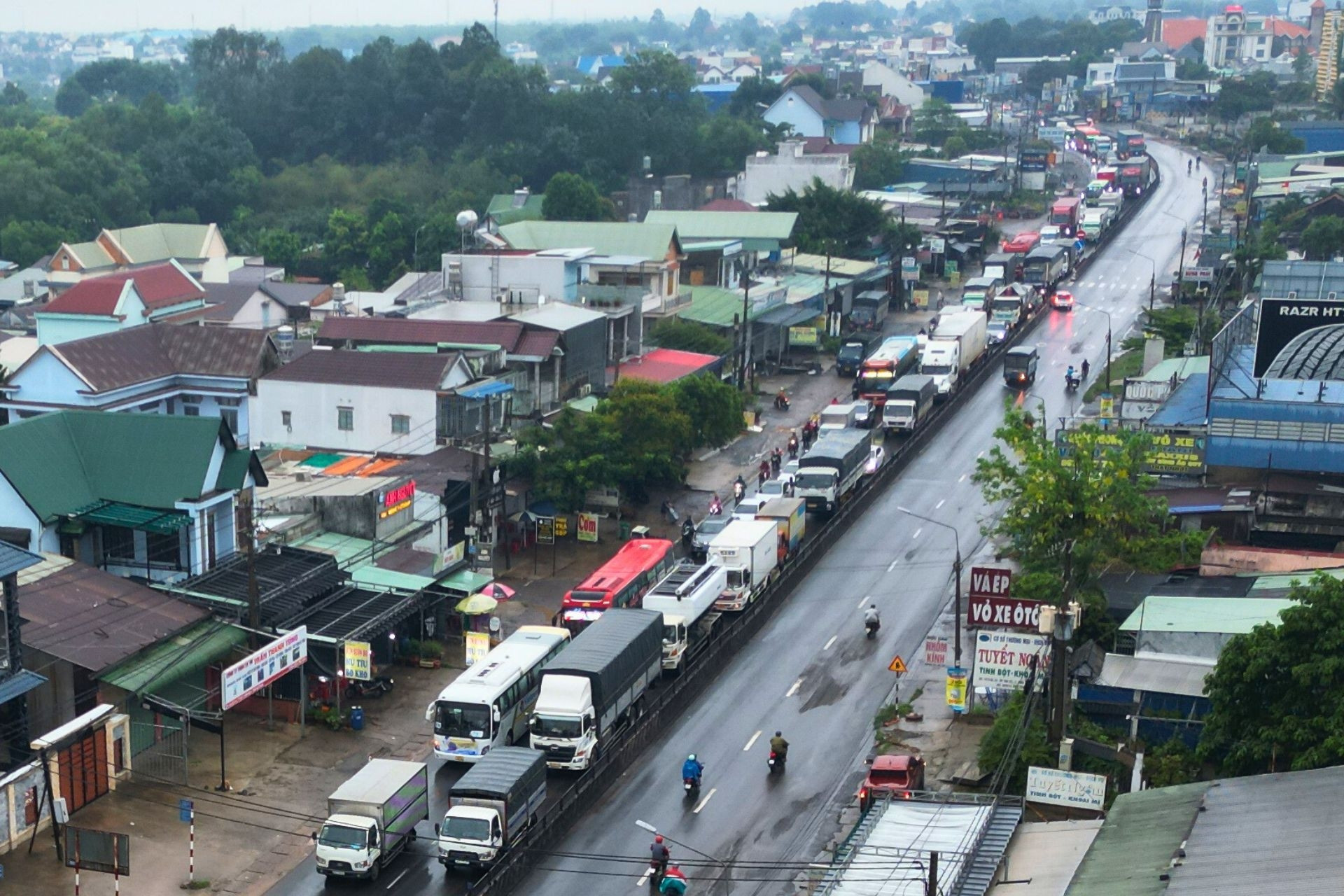 Hàng trăm phương tiện 'chôn chân' trên quốc lộ vì lý do bất ngờ