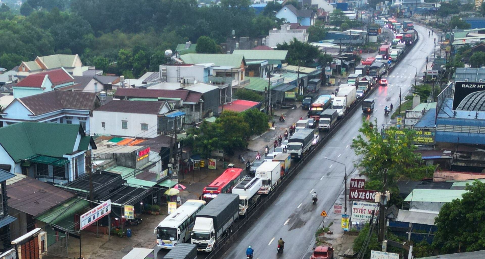 Trăm phương tiện 'chôn chân' trên quốc lộ vì lý do bất ngờ