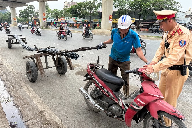 Tài xế kéo xe sắt dài gần 12 m bị cảnh sát phạt, chủ cửa hàng 'than' bỏ nghề