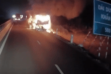 Xe khách bốc cháy ngùn ngụt trên cao tốc, khách hoảng hốt chạy thoát thân