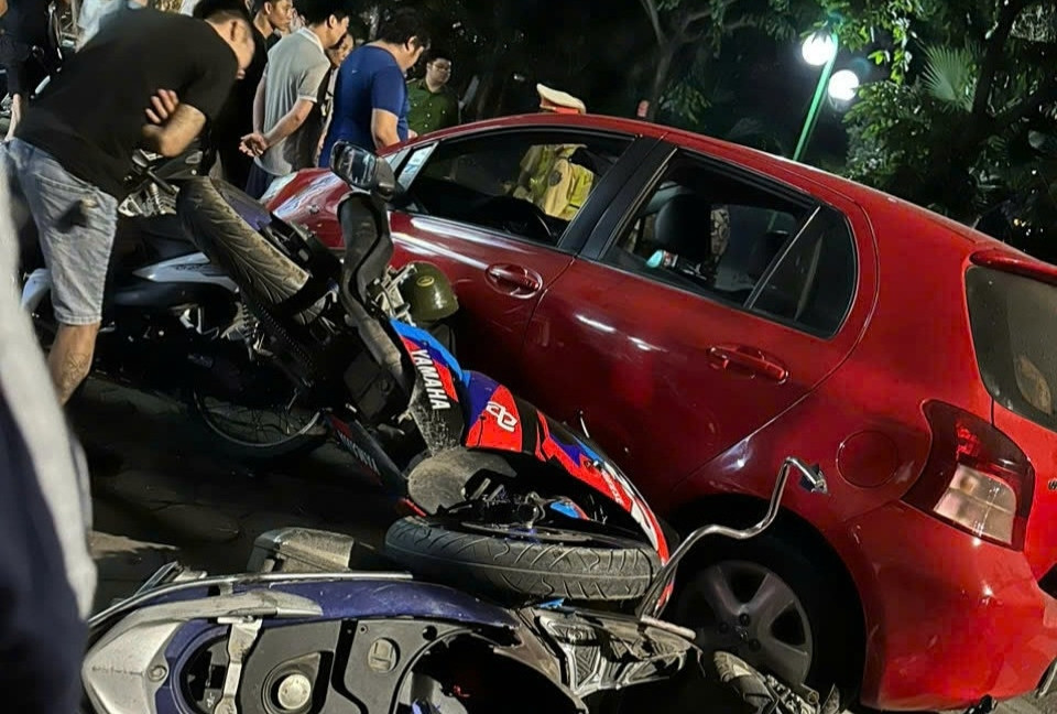 Bản tin sáng 11/5: Tài xế tông liên hoàn 6 xe máy đối mặt những tội danh nào?