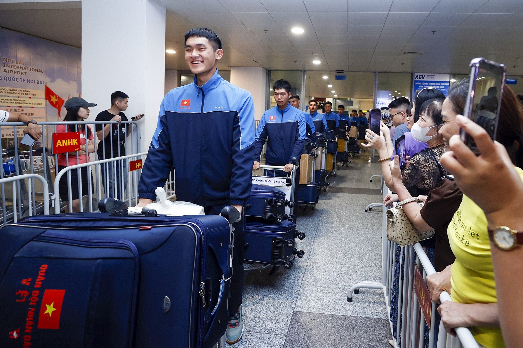 68 quân nhân duyệt binh từ Nga về Việt Nam trong vòng tay người thân và đồng đội