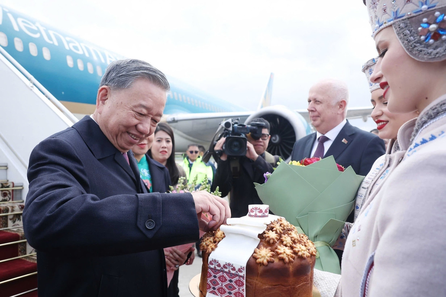 Belarus chào đón Tổng Bí thư và Phu nhân bằng nghi thức mời bánh mì, muối