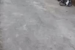 Clip đối tượng dùng kích điện tấn công người dân ở Phú Quốc