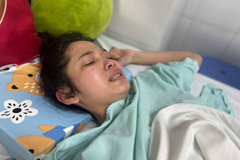 Con gái bị tai nạn, mẹ đơn thân khóc nghẹn vì không có tiền chữa trị cho con