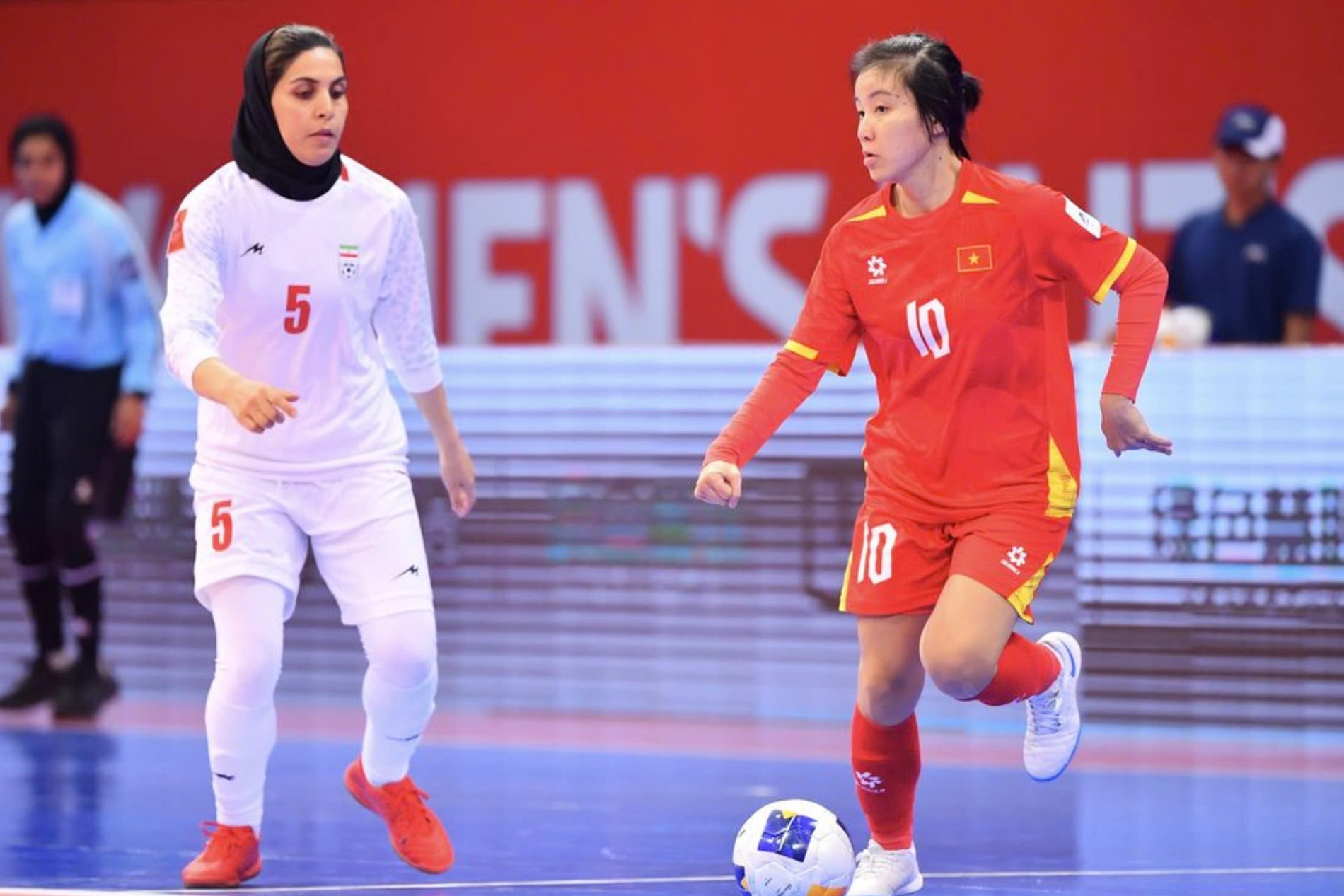 ĐT futsal nữ Việt Nam vào tứ kết châu Á với ngôi nhất bảng