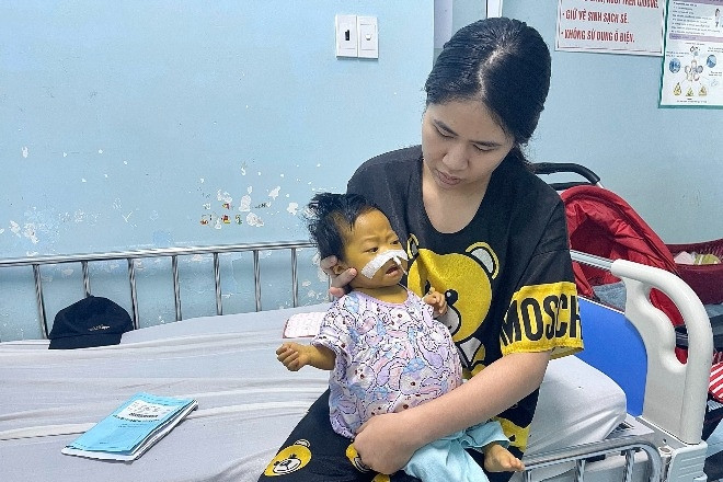 Gia đình bé gái mắc xơ gan xin ngừng nhận hỗ trợ