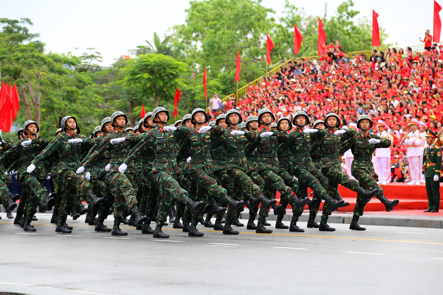 Lần đầu tiên Hải Phòng tổ chức duyệt đội ngũ hoành tráng, vạn người tham gia